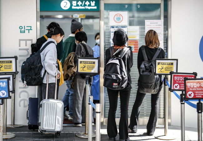 4월 첫 번째 목요일이었던 지난 6일 전국에서 1만735명이 코로나19에 확진됐다. 신규 확진자 수는 3주 연속 전주 대비 소폭 증가세를 기록했다. 코로나19 사망자는 9명 증가해 누적 3만4318명이 됐다. 치명률은 0.11%를 유지했다.