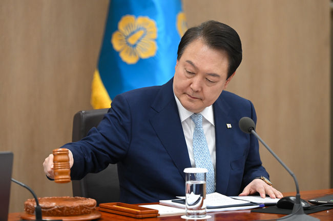 윤석열 대통령이 4일 서울 용산 대통령실 청사에서 열린 국무회의를 주재하고 있다. (사진=대통령실/뉴시스 제공) 