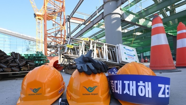  중대재해기업처벌법 시행을 하루 앞둔 지난해 1월26일 오후 인천국제공항 제2터미널 4단계 건설사업 현장에 안전모와 장갑이 놓여 있다. (공동취재사진) 