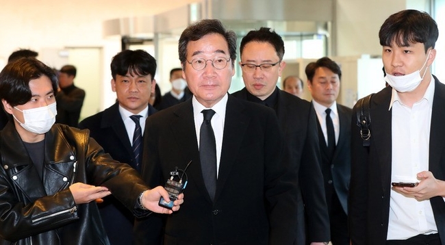 이낙연 전 더불어민주당 대표가 8일 오전 서울 강남구 삼성서울병원 장례식장에 마련된 장인의 빈소로 들어서고 있다. (사진=뉴시스)
