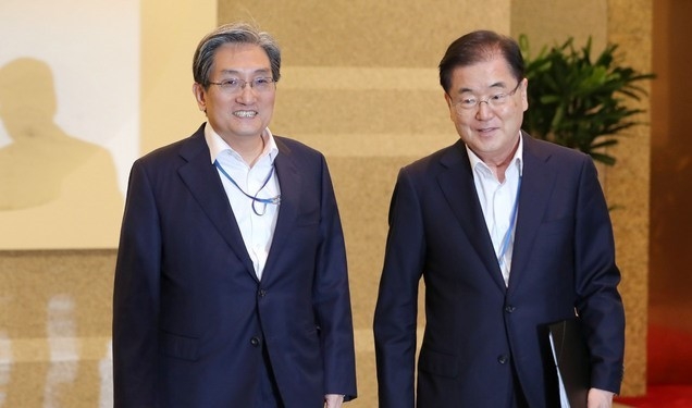  노영민 비서실장과 정의용 국가안보실장이 지난 2019년 8월12일 청와대 여민관에서 열린 수석·보좌관회의에 참석하고 있다. (사진=뉴시스)