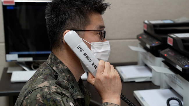 4일 오전 서해지구 군 통신선을 활용해 군 관계자가 시험통화 하는 모습. (사진=국방부)