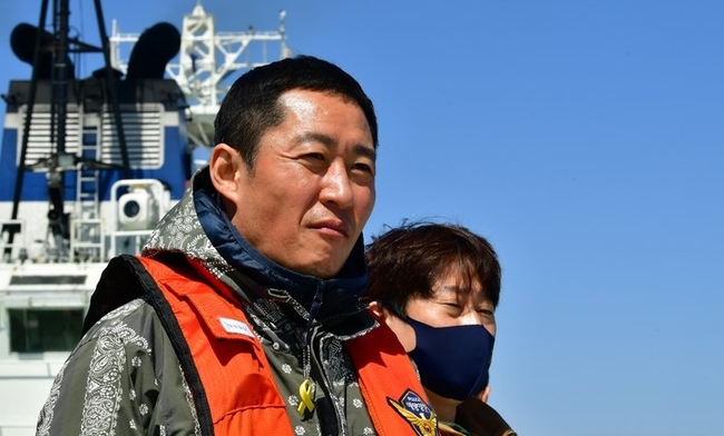  9일 오전 전남 진도군 동거차도 주변 세월호 침몰 해역에서 참사 당시 구조 활동에 뛰어들었던 민간잠수사 김상우(사진 왼쪽·52)씨와 배상웅(46)씨가 바다를 바라보고 있다. (사진=뉴시스)