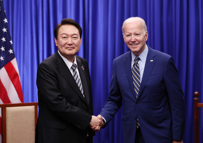 윤석열 대통령과 조 바이든 미국 대통령이 2022년 11월 13일(현지시간) 프놈펜 한 호텔에서 열린 한미 정상회담에서 악수를 하고 있다. (사진=대통령실/뉴시스 제공)