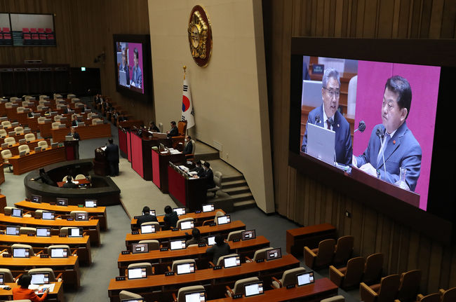 3일 국회 본회의장에서 열린 제405회국회(임시회) 제1차 본회의에서 진행된 정치·외교·통일·안보에 관한 대정부 질문에서 김병주 더불어민주당 의원이 질의하고 있다.(사진=뉴시스 제공)