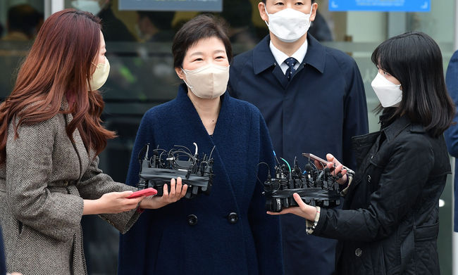  박근혜 전 대통령이 2022년 3월 24일 서울 강남구 삼성서울병원에서 퇴원, 병원을 나서며 취재진의 질문을 받고 있다. (사진=뉴시스 제공)