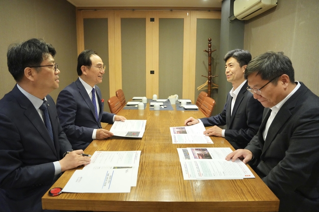 . 11일 박연진 국토교통부 도시재생사업기획단장이 천안시가 추진 중인 도시재생사업 현장을 방문해 박상돈 천안시장과 면담을 하고 있다. (사진=천안시 제공)<br>