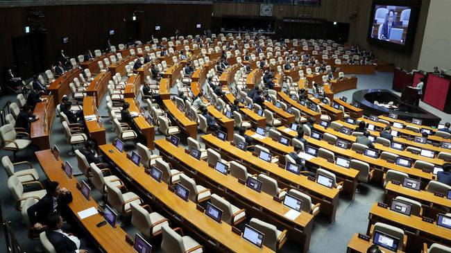 11일 오후 서울 여의도 국회 본회의장에서 열린 제405회국회(임시회) 제2차 국회의원 선거제도 개선에 관한 결의안 심사를 위한 전원위원회가 진행되고 있다. (사진=뉴시스 제공)