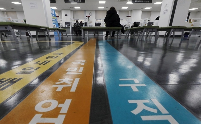 서울 서부고용복지플러스센터에서 구직자들이 상담을 기다리고 있다.(사진=뉴시스 제공)