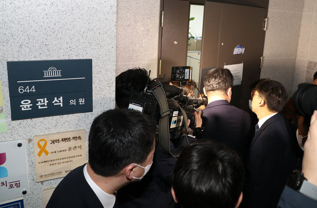 검찰 수사관들이 12일 오전 서울 여의도 국회 의원회관 윤관석 더불어민주당 의원실 앞에서 압수수색을 하기 위해 대기하고 있다. (사진=뉴시스 제공)