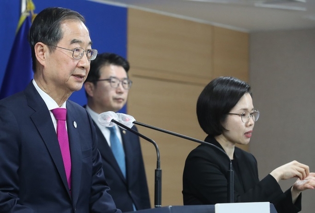 한덕수 국무총리가 지난 12일 서울 종로구 정부서울청사에서 학교폭력 근절 종합대책 발표를 하고 있다. (사진=뉴시스 제공)