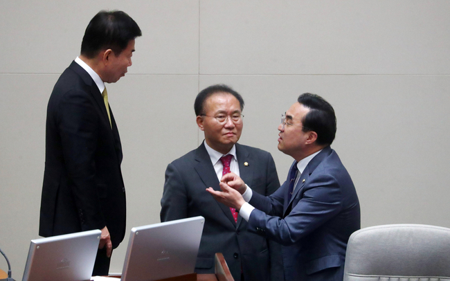 김진표 국회의장이 13일 오후 서울 여의도 국회에서 열린 제405회국회(임시회) 제4차 본회의에서 윤재옥 국민의힘 원내대표, 박홍근 더불어민주당 원내대표와 간호법 상정과 관련 논의를 하고 있다.(사진=뉴시스 제공)