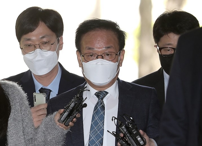 '백현동 특혜 의혹'의 로비스트로 지목된 김인섭 전 한국하우징기술 대표가 지난 14일 오전 서울 서초구 서울중앙지방법원에서 구속 전 피의자 심문에 출석하고 있다. (사진=뉴시스)