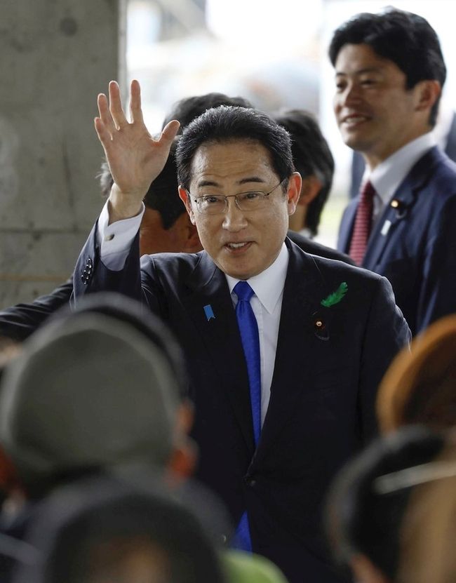 기시다 후미오 일본 총리가 15일 지방선거에서 여당 후보를 응원하기 위해 와카야마현의 항구를 방문하면서 손을 흔들고 있다. (사진=뉴시스)