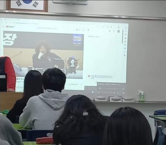 서울의 한 고등학교 기간제 교사가 수업 시간에 유튜브 '김어준의 겸손은 힘들다 뉴스공장' 영상을 재생해 학교 측의 주의 조치를 받았다. (사진=뉴시스 제보)