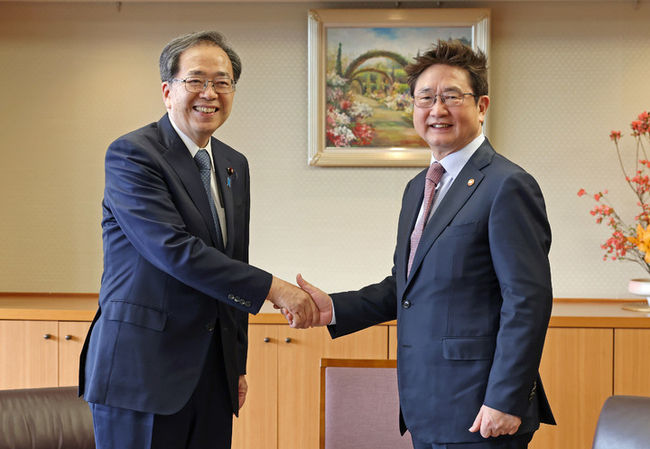 박보균(오른쪽) 문화체육관광부 장관이 14일 일본 도쿄 국토교통성 청사에서 사이토 데쓰오 일본 국토교통성 대신과 면담에 앞서 악수하고 있다. (사진=문화체육관광부)