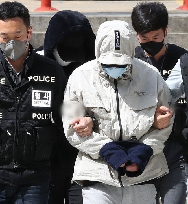 강남 학원가에 퍼진 '마약 음료' 사건 관련 전화번호를 조작해 보이스피싱 범죄를 도운 혐의(전기통신사업법 위반)를 받는 김씨(앞), 마약 음료를 제조 및 전달한 혐의(마약류관리법 위반)를 받는 길씨(뒤)가 지난 10일 서울 서초구 서울중앙지방법원에서 열린 구속 전 피의자 심문(영장실질심사)에 출석하고 있다. (사진=뉴시스)