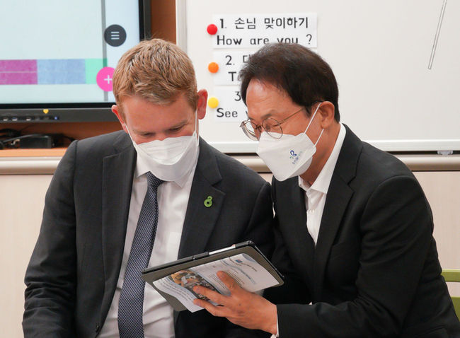 조희연 서울시교육감과 크리스 힙킨스(Chris Hipkins) 뉴질랜드 교육부장관이 지난해 10월24일 오전 서울 종로구 교동초등학교를 방문해 글로벌 온라인 협력수업 '국제공동수업'을 참관하고 있다. (사진= 서울시교육청)