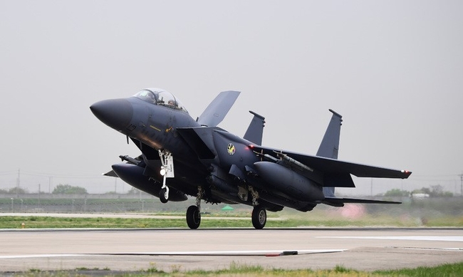 2023 연합편대군종합훈련에 참가하는 한국 F-15K 전투기가 지난 14일 광주기지에 착륙하고 있다. (사진=공군 제공) 