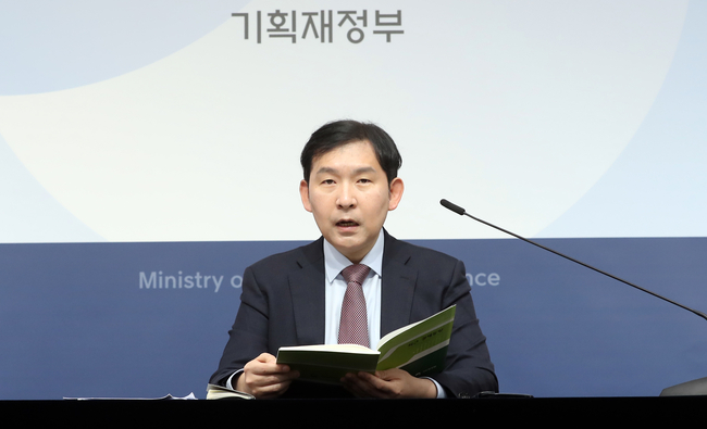 이승한 기획재정부 경제분석과장이 지난달 17일 세종시 정부세종청사에서 최근 경제동향을 발표하고 있다. 이 과장은 최근 물가 상승세가 다소 둔화되며 내수회복 속도가 완만해지고, 수출 부진과 제조기업심리 위축 등 경기둔화 흐름이 지속되는 중이라고 밝혔다.