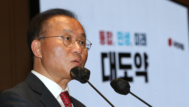 윤재옥 국민의힘 신임 원내대표가 10일 오후 서울 여의도 국회에서 열린 의원총회에서 발언하고 있다.(사진=뉴시스 제공)