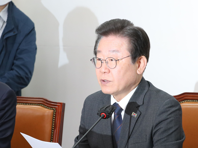 이재명 더불어민주당 대표가 17일 오전 서울 여의도 국회에서 열리는 최고위원회의에 앞서 지난 2021년 전당대회 돈봉투 살포 의혹과 관련해 입장을 밝히고 있다.(사진=뉴시스 제공)