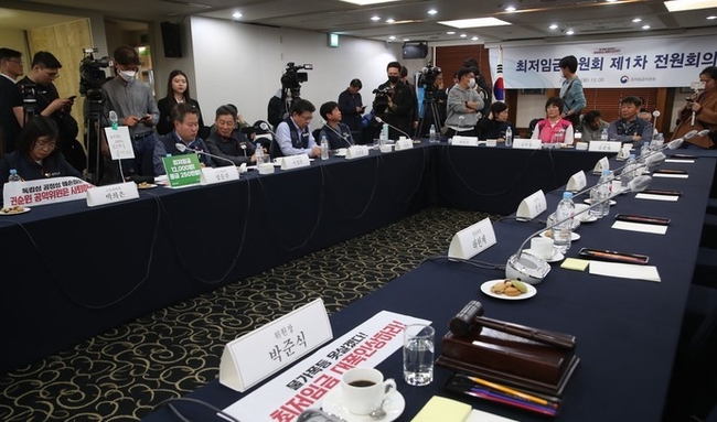 18일 서울 프레스센터에서 최저임금위원회 제1차 전원회의를 앞두고 양대노총 관계자들의 권순원 공익위원 사퇴 촉구 등 시위가 이어지자 박준식 최저임금위원장과 공익위원 등이 참석하지 않아 회의가 지연되고 있다.(사진=뉴시스 제공)