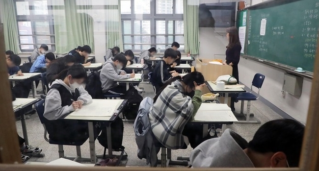 2023학년도 3월 고3 전국연합학력평가가 실시된 지난달 23일 오전 서울 송파구 잠신고등학교에서 고3 학생들이 시험을 치르고 있다.(사진=뉴시스 제공)