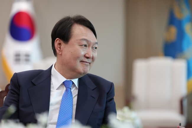 윤석열 대통령이 지난 18일 서울 용산 대통령실 청사에서 로이터 통신과 인터뷰를 하고 있다. (사진=대통령실/뉴시스 제공)