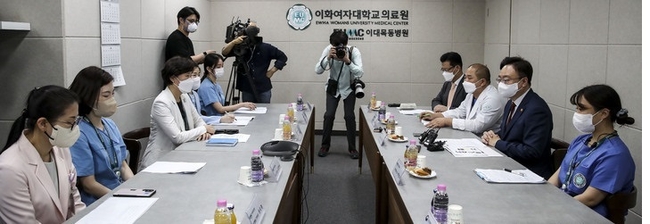  조규홍 보건복지부 장관이 20일 오후 서울 양천구 이대목동병원에서 열린 간호사 근무환경 개선을 위한 간호사 간담회에서 인사말을 하고 있다.(사진=뉴시스 제공)