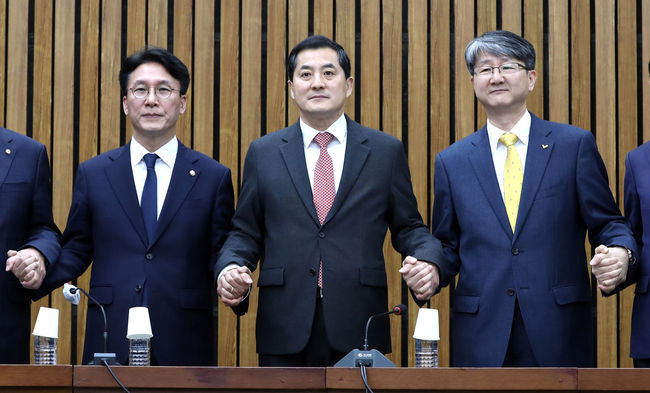  여야 3당 정책위의장이 21일 오전 서울 여의도 국회에서 전세사기 대응을 위해 회동을 하기에 앞서 기념촬영을 하고 있다. 왼쪽부터 김민석 더불어민주당 정책위의장, 박대출 국민의힘 정책위의장, 김용신 정의당 정책위의장.(사진=뉴시스 제공)