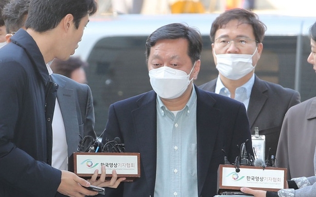 정진상 전 더불어민주당 대표실 정무조정실장이 지난해 11월18일 오후 서울 서초구 서울중앙지방법원에서 열린 구속 전 피의자 심문(영장실질심사)에 출석하고 있다. 정 실장은 특정범죄 가중처벌 등에 관한 법률 위반(뇌물), 부정처사 후 수뢰, 부패방지법 위반, 증거인멸교사 혐의를 받고 있다. (사진=뉴시스 제공)