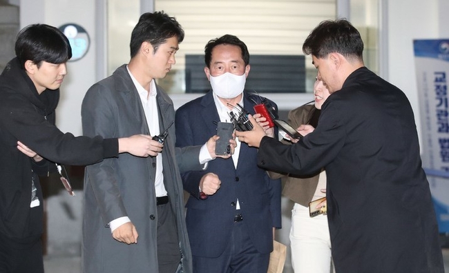 지난 2021년 민주당 전당대회 당시 송영길 전 대표 당선을 위해 돈봉투를 살포한 혐의를 받는 강래구 한국감사협회장이 22일 오전 경기 의왕시 서울구치소를 나서며 취재진의 질문에 답하고 있다.(사진=뉴시스)