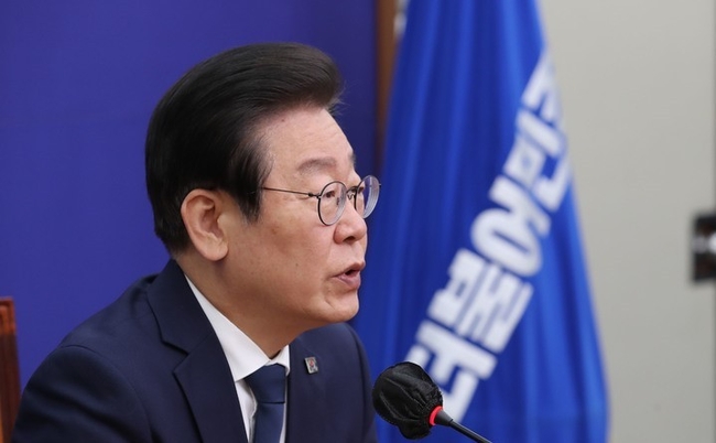  이재명 더불어민주당 대표가 21일 오후 서울 여의도 국회에서 열린 윤석열 정부 우크라이나 무기지원 발언 관련 긴급 기자회견에서 발언하고 있다. (사진=뉴시스)