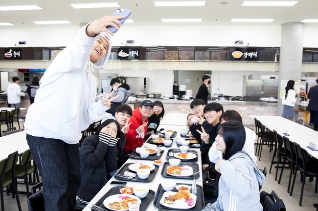 지난해 배재대가 학생식당에서 진행한 ‘총장님이 쏜다’ 이벤트 참여 학생들 (사진=배재댜)