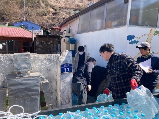 경남 통영시는 행정안전부 주관의 '먹는물 릴레이 기부'로 지원받은 2ℓ들이 병물(생수) 7070병을 가뭄으로 어려움을 겪고 있는 통영시 부속도서 4개소에 전달하고 있다. (사진=뉴시스)