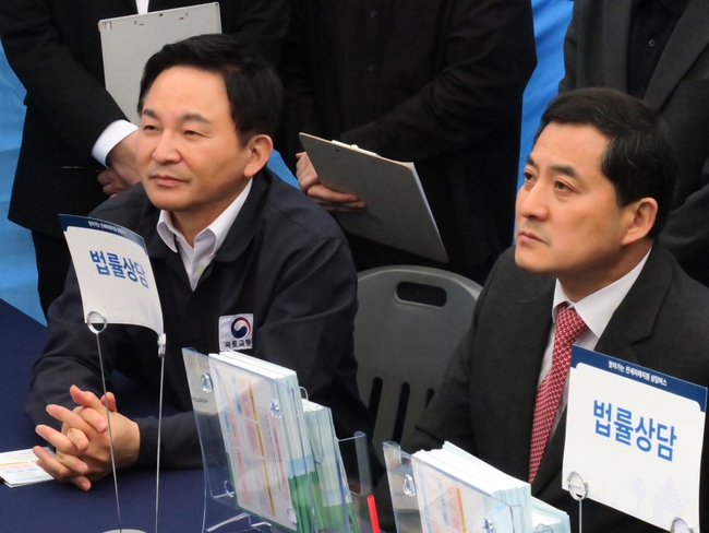 원희룡(왼쪽) 국토교통부 장관과 박대출 국민의힘 정책위의장이 21일 오후 인천 미추홀구 주안역 앞에서 ‘전세피해 상담버스’ 현장 점검을 하고 있다.(사진=뉴시스 제공)