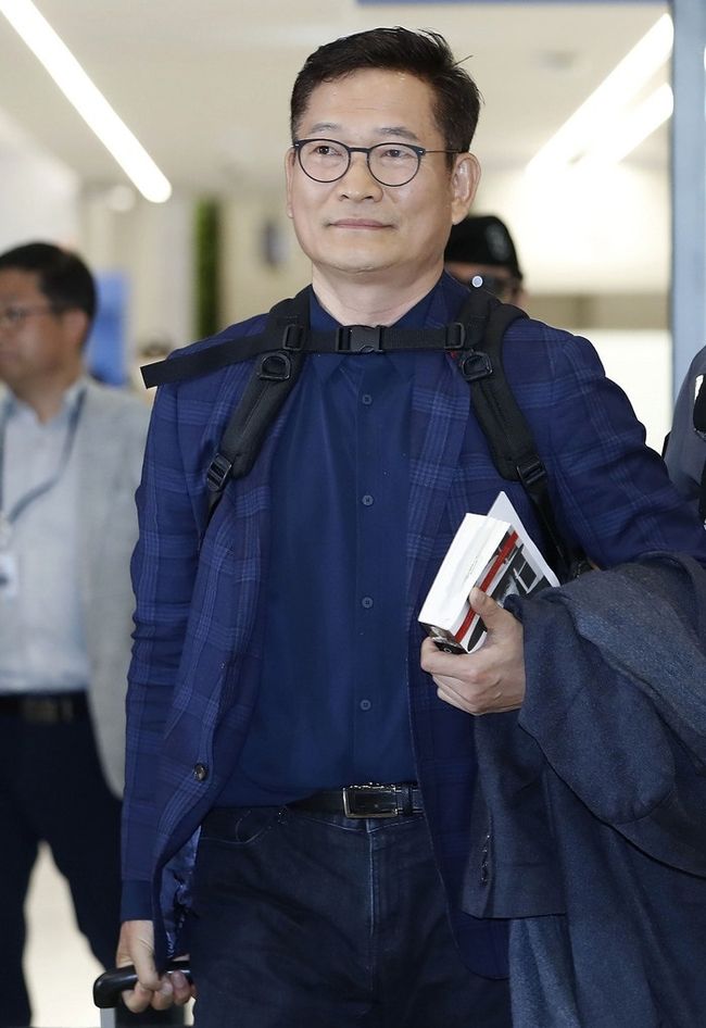  '전당대회 돈봉투' 의혹 송영길 전 더불어민주당 대표가 24일 인천국제공항으로 귀국하고 있다. (사진=뉴시스 제공)