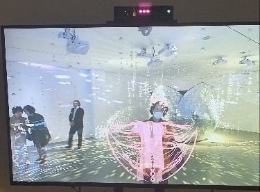1층 꽃비 정원에 설치되어 있는 인터랙티브 아트 작품. 영상카메라 앞에 서면 천사로 꾸며진 관람객의 모습이 나온다.. <사진 이화순> 