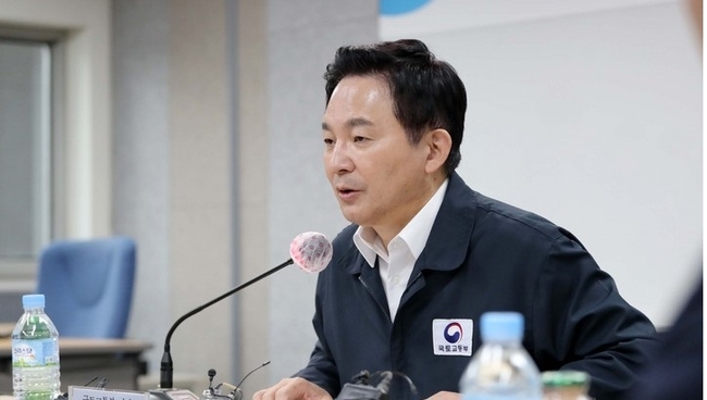  원희룡 국토교통부 장관이 25일 서울 강서구 화곡동 소재 HUG 전세피해지원센터를 방문해 강서구, HUG 등 관계자들과 임차인 재산보호 및 주거안정 지원 관련 간담회를 하고 있다. (사진=뉴시스 제공)
