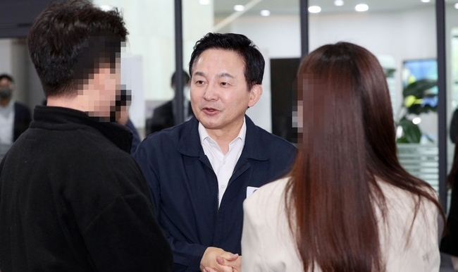원희룡 국토교통부 장관이 25일 부산 부산진구 부산도시공사에 마련된 부산전세피해지원센터를 방문, 전세사기 피해자를 면담하고 있다.(사진=뉴시스 제공)