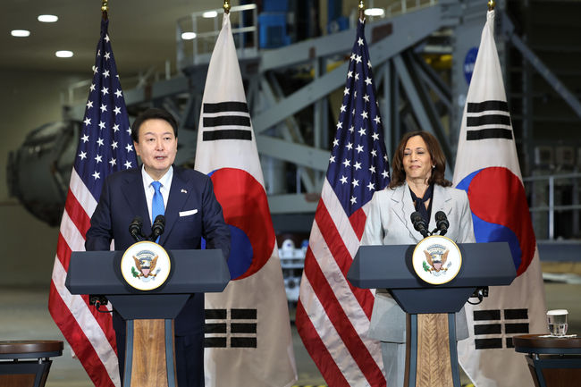 미국을 국빈 방문 중인 윤석열 대통령이 25일(현지시간) 워싱턴DC 인근의 미 항공우주국(NASA) 고다드 우주비행센터를 방문해 연설하고 있다. 오른쪽은 카멀라 해리스 미국 부통령.(사진=뉴시스 제공)