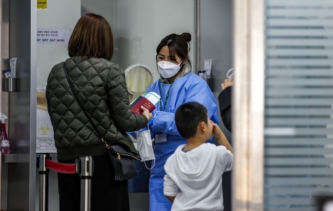  지난달 29일 인천국제공항 제1터미널 코로나19 검사센터를 찾은 여행객들이 검사를 받기 위해 대기하고 있다. (사진=뉴시스)