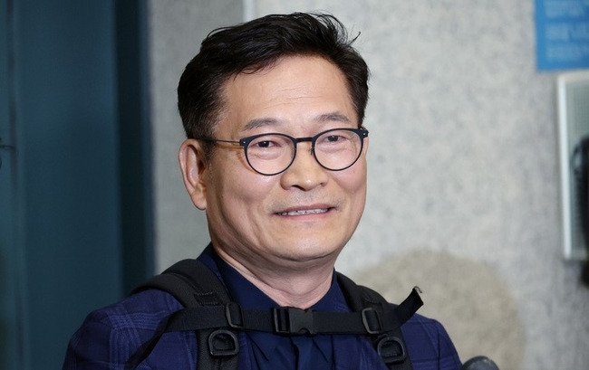  '전당대회 돈봉투' 의혹 송영길 전 더불어민주당 대표가 지난 24일 인천국제공항으로 귀국해 취재진 질문에 답변하고 있다. (사진=뉴시스)