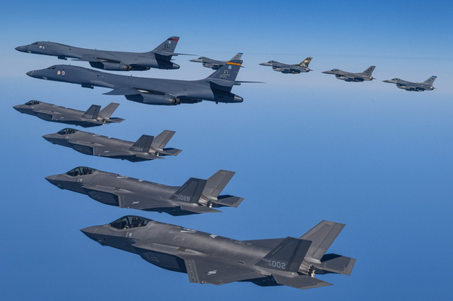  한미 공군이 19일 한반도 상공에서 우리나라 F-35A 전투기와 미국 공군 B-1B 전략폭격기 및 F-16 전투기가 참여한 가운데 연합공중훈련을 하고 있다. (사진=국방부 제공)