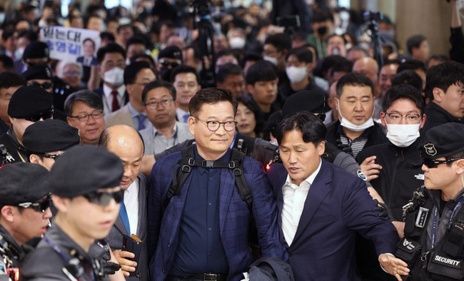 공항사진기자단 = '전당대회 돈봉투' 의혹 송영길 전 더불어민주당 대표가 지난 24일 인천국제공항으로 귀국하고 있다. 