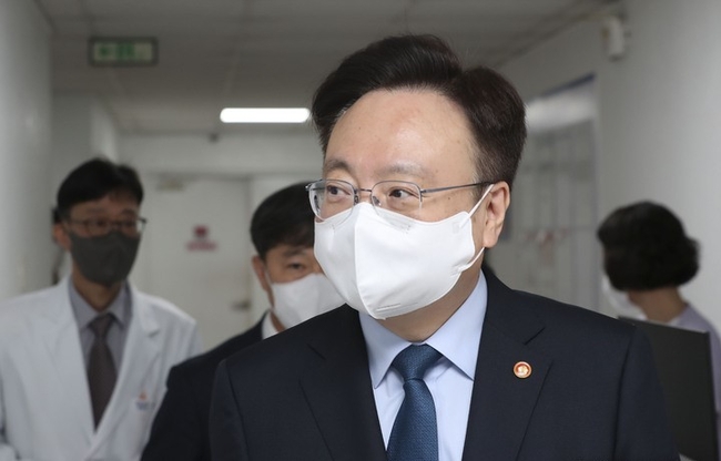조규홍 보건복지부 장관이 지난 26일 오전 서울 영등포구 영등포병원에서 간호사 근무환경 개선을 위한 현장 간담회장으로 이동하고 있다.