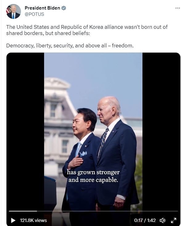  조 바이든 미국 대통령은 윤석열 대통령 국빈 방미 일정을 마친 29일(현지시간) 한미동맹을 강조하는 트윗을 올렸다. 바이든 대통령은 "한·미 동맹은 공유된 국경이 아닌 공통의 신념에서 탄생했다. (그것은) 민주주의와 자유(liberty), 안보, 그리고 무엇보다 자유(freedom)"라고 적었다. (사진=바이든 대통령 트위터 캡처)