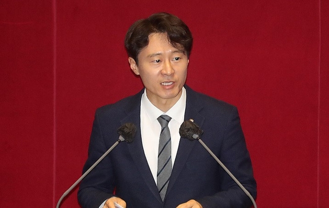  이탄희 더불어민주당 의원이 10일 오후 서울 여의도 국회 본회의장에서 열린 제405회국회(임시회) 제1차 국회의원 선거제도 개선에 관한 결의안 심사를 위한 전원위원회에서 발언을 하고 있다. (사진=뉴시스)