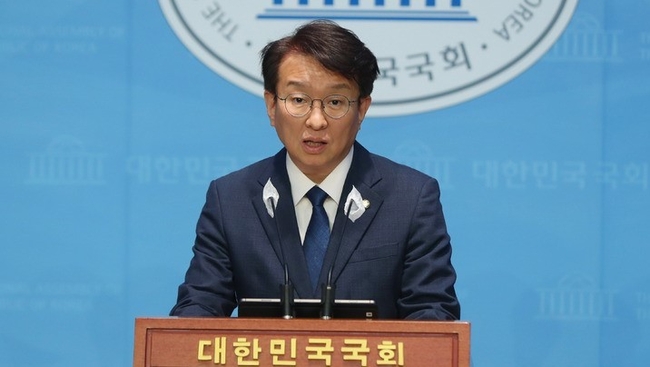  권칠승 더불어민주당 수석 대변인이 30일 오후 서울 여의도 국회에서 브리핑을 하고 있다. (사진=뉴시스)